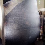 Stele di rosetta: perché ha tre scritture ma due lingue