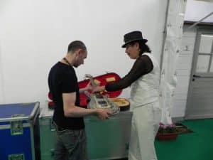 Santana suona la chitarra di ceramica realizzato da Giovanni Andreani, artista di Deruta