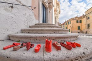Scarpette rosse di ceramica contro la violenza sulle donne