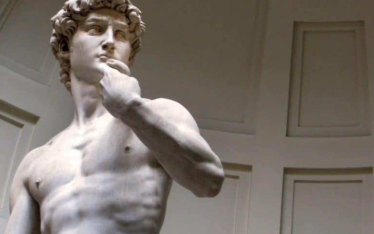 Il David tra negazionismo e complottismo: rettiliani, giganti e altre strane teorie sulla scultura di Michelangelo