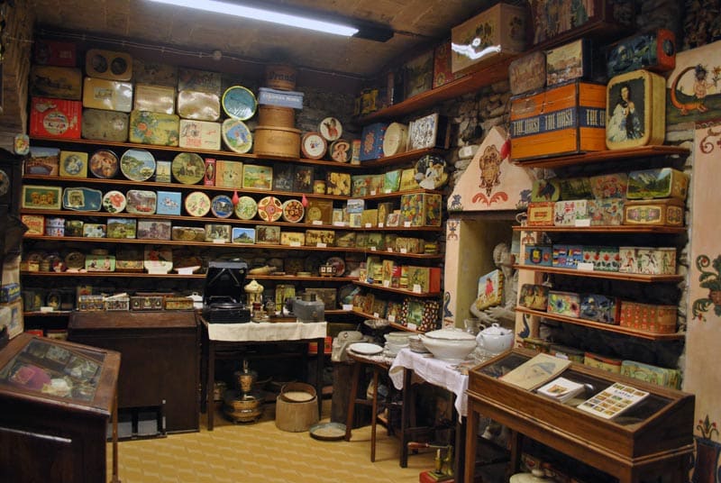 Collezione di scatole di latta italiane nel museo di gerano