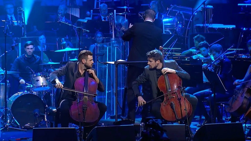 2cellos: vera mucca viola, festeggiano il decennio di attività con livin’on a prayer dei bon jovi