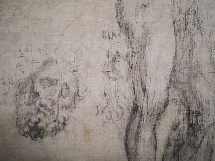 Parete con disegni attribuiti a michelangelo nella stanza segreta a firenze