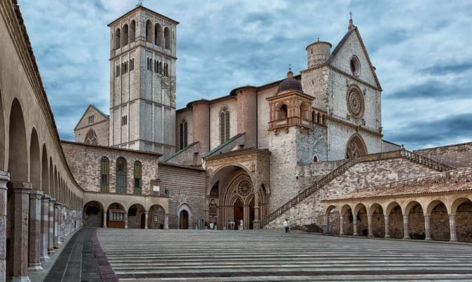 Franz weidinger al foro romano di assisi: arte contemporanea e storia in dialogo (un ponte tra epoche)