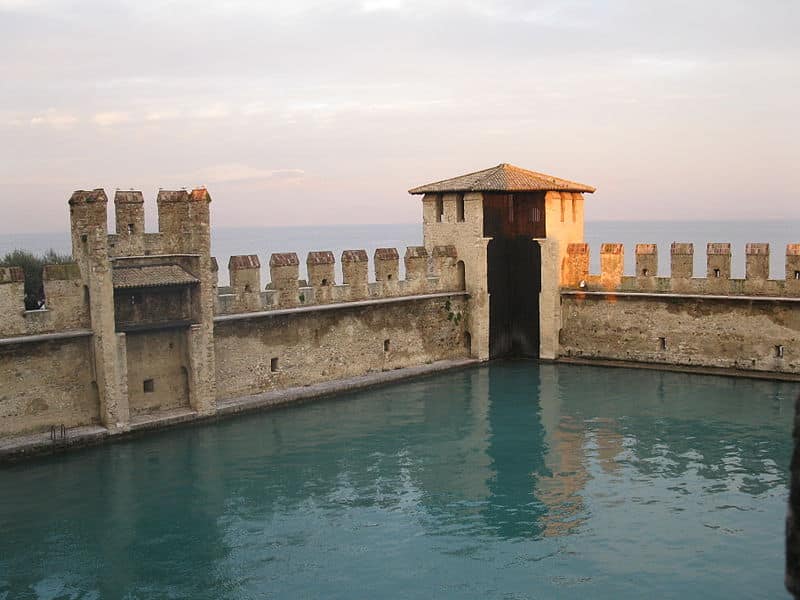 Darsena del castello scaligero di sirmione