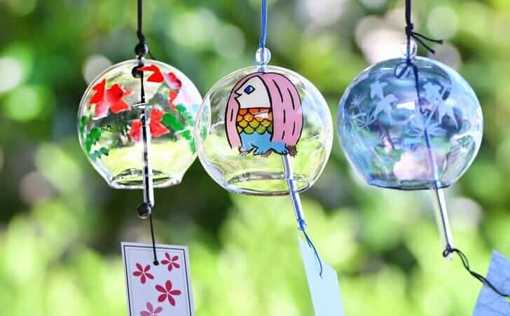 Furin: il suono dell'estate giapponese Fūrin appesa e mossa dal vento