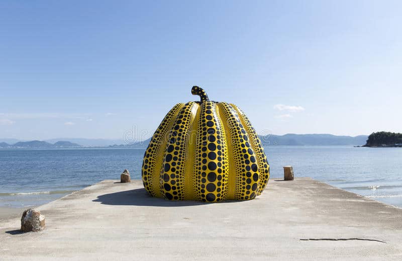 La gigantesca zucca di yayoi kusama danneggiata da un tifone