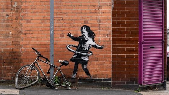 Banksy salvato nella notte: “the migrant child” staccato da palazzo san pantalon per essere restaurato Banksy e warhol