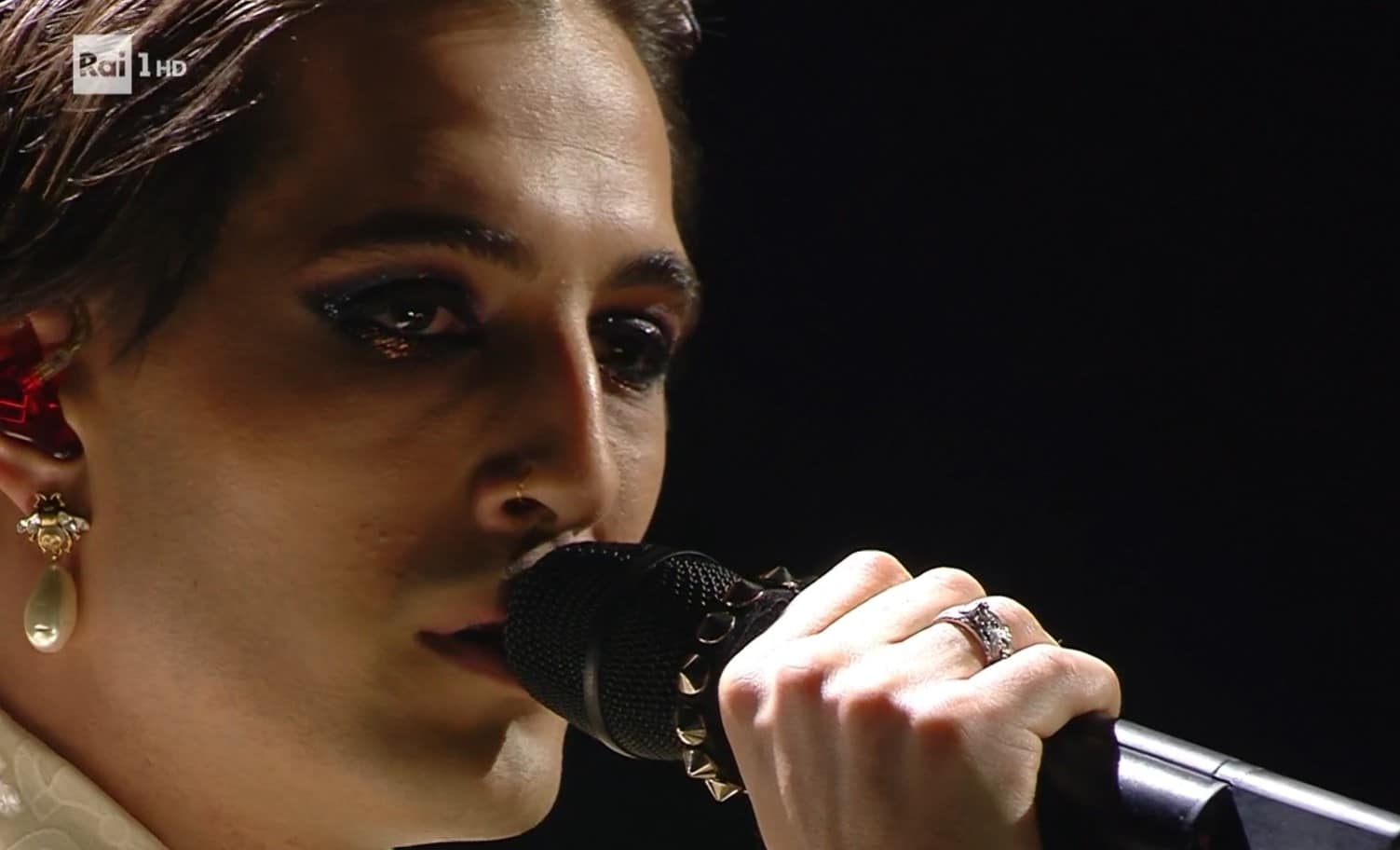 Coraline, il commovente singolo dei maneskin, damiano si emoziona sul palco di sanremo 2022