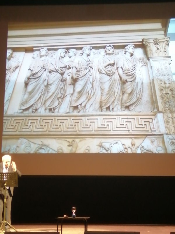 L'ara si rivela 2026: orari, biglietti e visita all'ara pacis Dettaglio dell'ara pacis, protagonista del videomapping l'ara si rivela