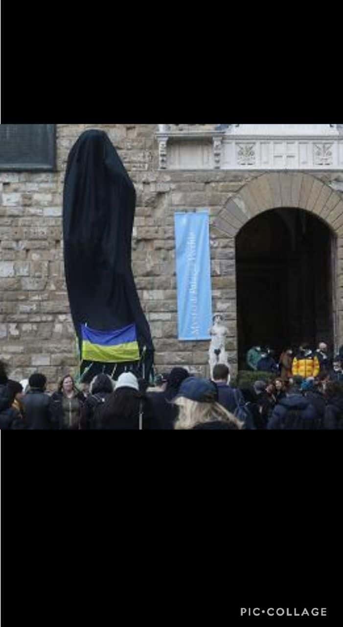 Firenze: incendiato il drappo nero che copriva il david di michelangelo Firenze