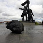 Decapitata la statua di kiev simbolo dell’amicizia tra russia e ucraina