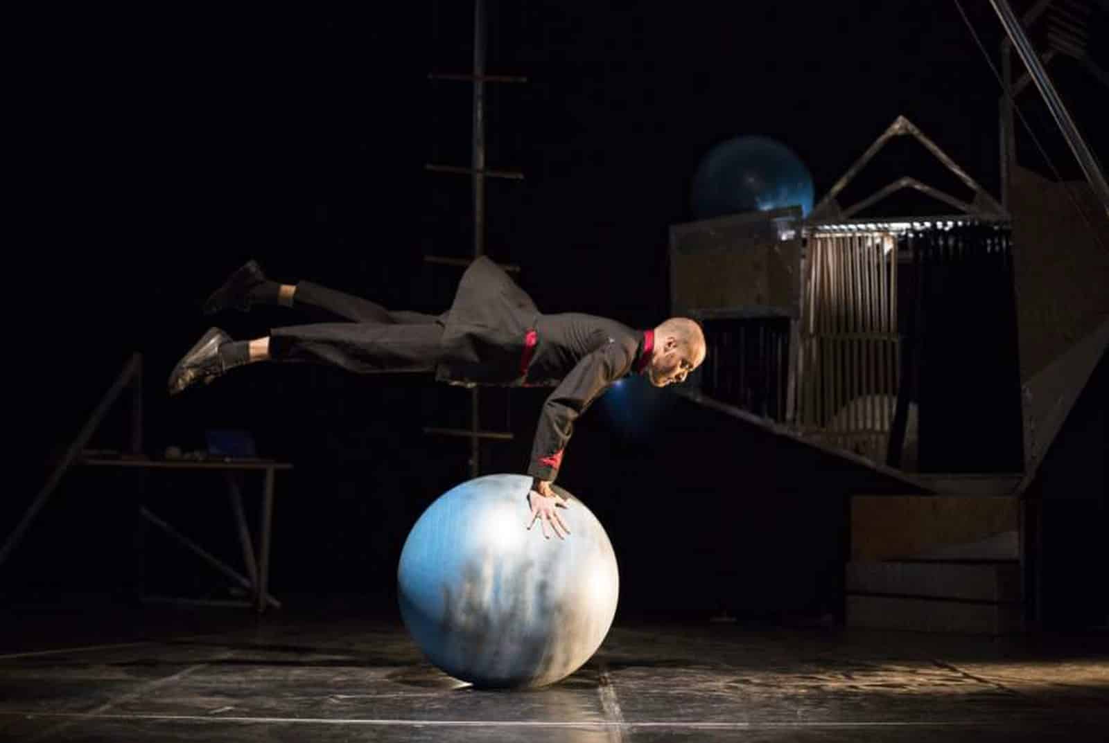 La luna nel pozzo 2026 a caorle: programma, orari e spettacoli gratis Circo contemporaneo e teatro urbano, immagine di repertorio per la luna nel pozzo 2026