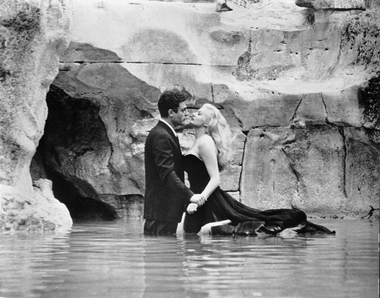 Turisti maleducati: quando le fontane monumentali vengono trasformate in piscine