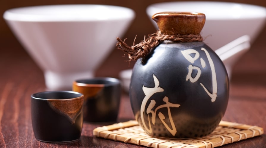 La storia del sakè, tutto quello che c’è da sapere sulle origini della bevanda giapponese