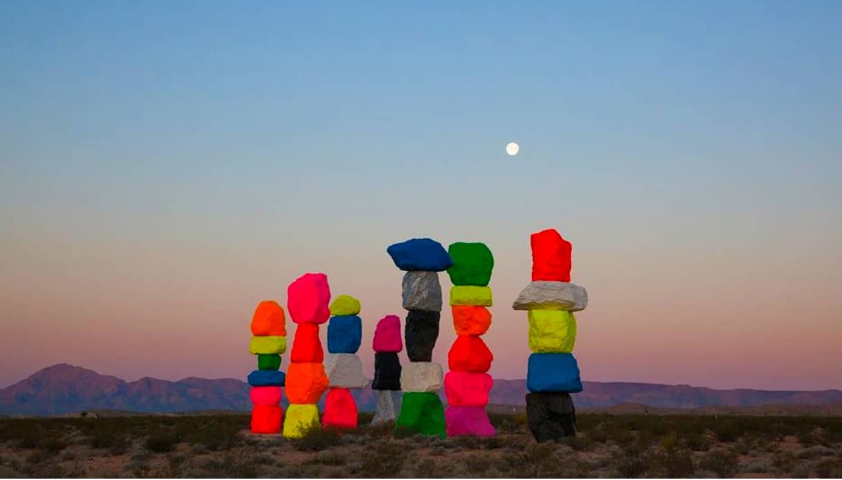 Land art e mistero con le seven magic mountains