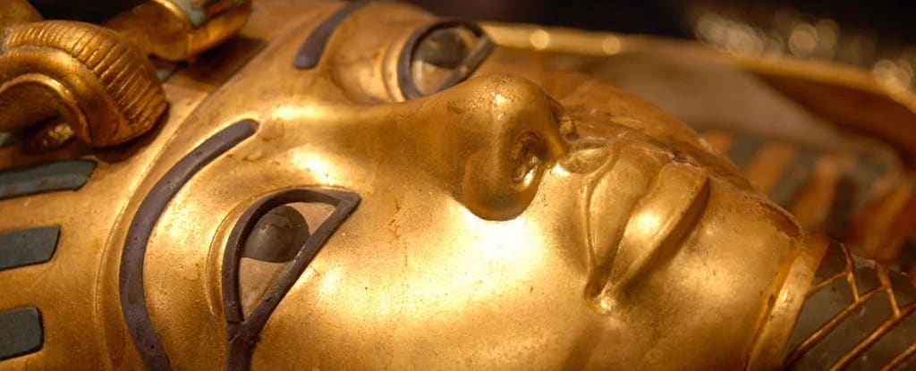 Il collare di tutankhamon torna a far parlare di sé ma non in chiave storica