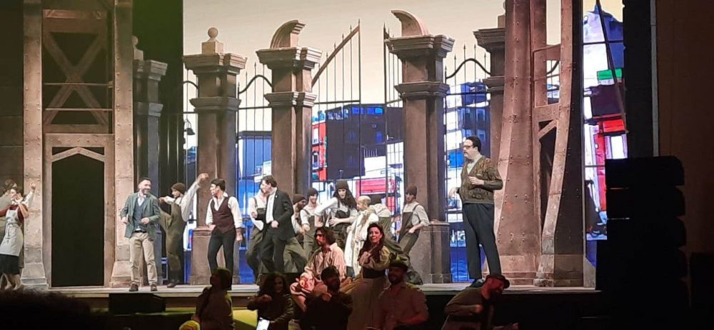 Sal da vinci durante uno spettacolo a napoli