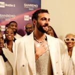 Marco mengoni e il kingdom choir si aggiudicano la vittoria nella serata delle cover