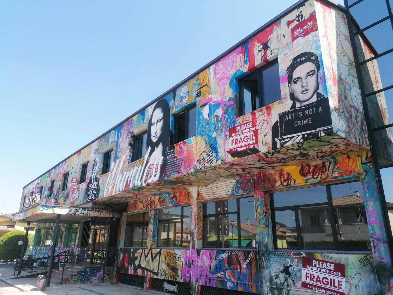 Muraless art hotel. Museo vivente di arte urbana dal risvolto ospitale