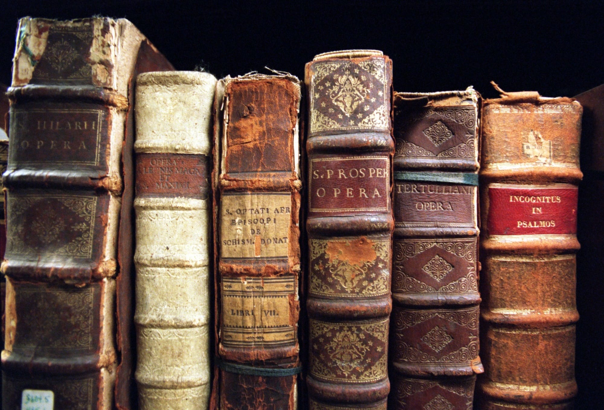 Un libro di pelle umana è l’unico macabro indizio di questa storia