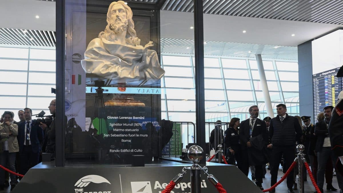 Il salvator mundi di gian lorenzo bernini atterra a fiumicino e ci resta