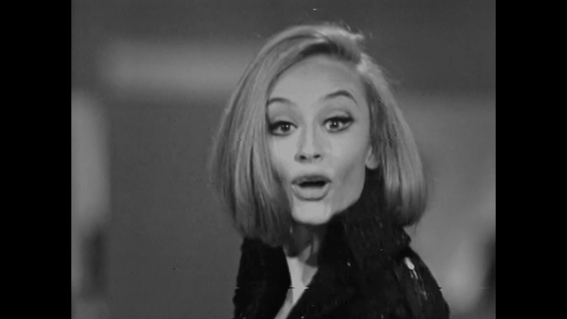 Raffaella carrà durante una performance televisiva