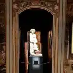 La "donna della domenica" diventa statua: l'omaggio a fruttero e lucentini nella nuova mostra a torino