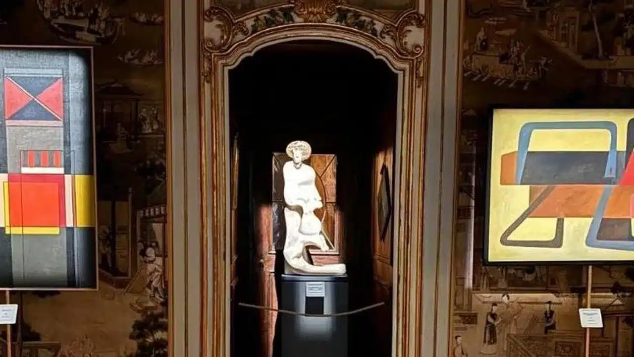 La “donna della domenica” diventa statua: l’omaggio a fruttero e lucentini nella nuova mostra a torino