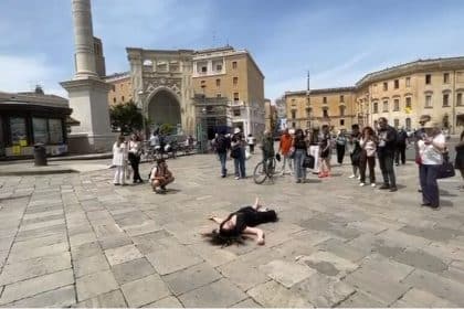 Ragazza si finge morta in piazza