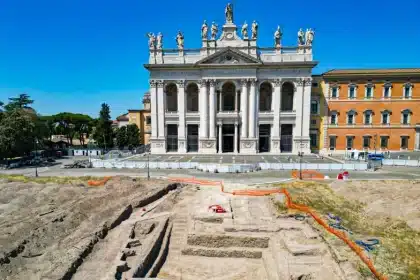 Emergono mura medievali durante gli scavi a san giovanni