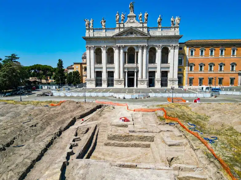 Emergono mura medievali durante gli scavi a san giovanni