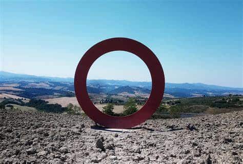 Una scultura monumentale di mauro staccioli in maremma