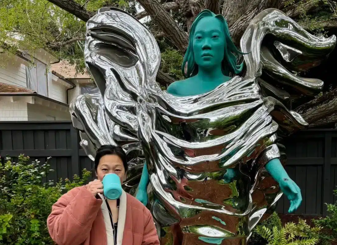 Mark zuckerberg commissiona una statua della moglie priscilla chan all'artista daniel arsham