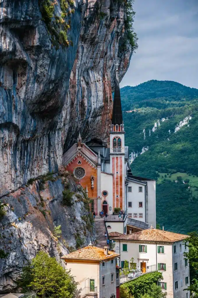 Il santuario della madonna della corona