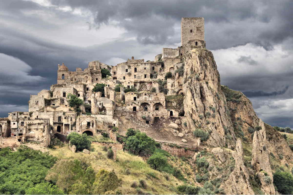 #5 destinazioni sconosciute: esplora craco, il misterioso borgo fantasma della basilicata