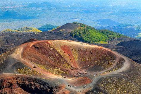 L’arte scolpita nella pietra lavica: al via il simposio internazionale di scultura sull’etna