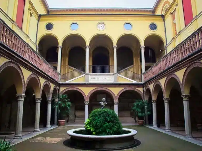 Elliott erwitt a bologna 2026: biglietti, orari e cosa vedere Museo civico archeologico di bologna, sede della mostra elliott erwitt 2026