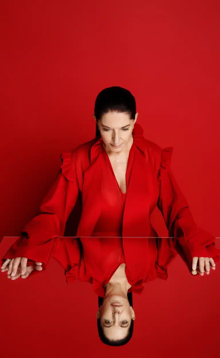 Marina abramović a bergamo: la nuova mostra tra respiro e fuoco