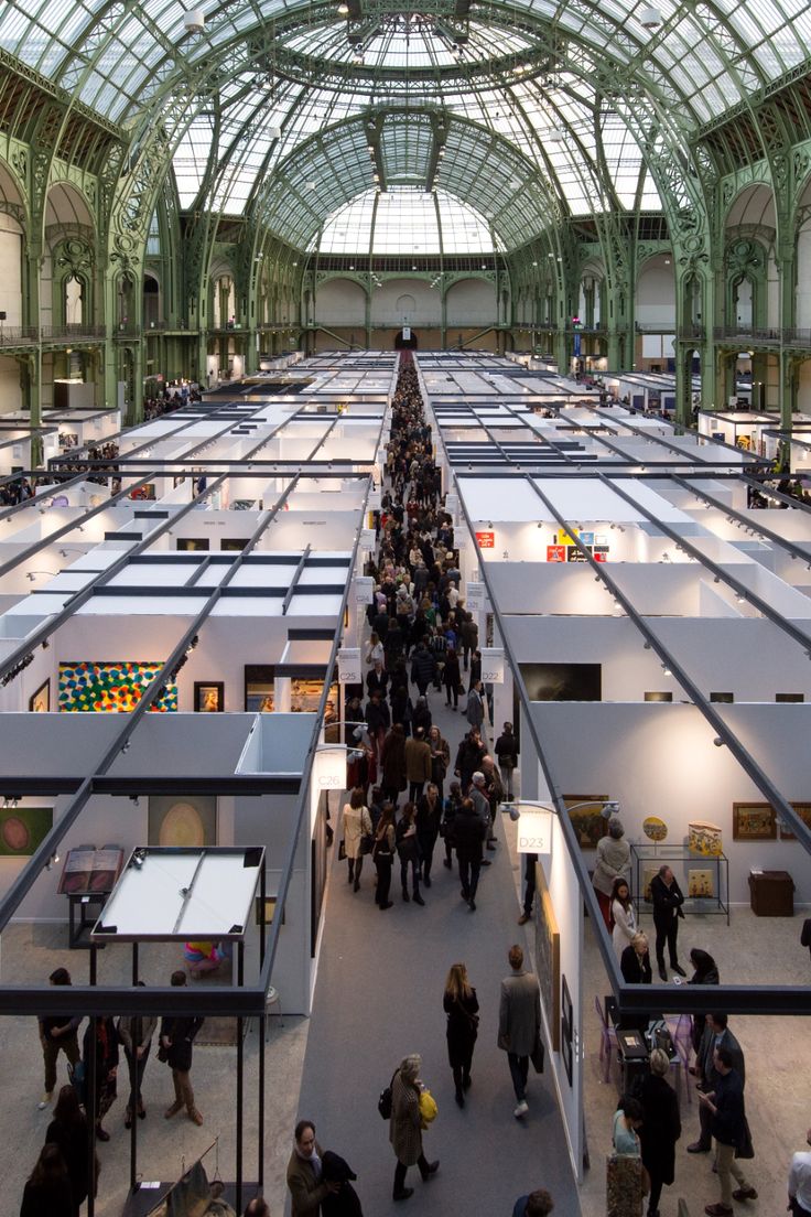 Art basel paris 2024: i migliori stand tra dipinti enigmatici e un muro di profumi inquietanti (cosa mai ti aspetteresti da una fiera d’arte? )