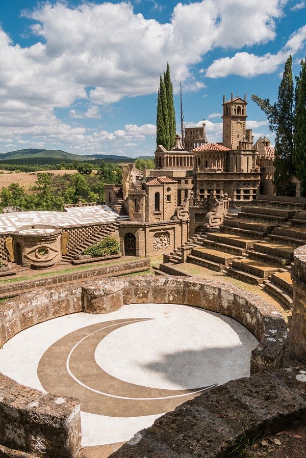 Destinazioni sconosciute #14: la scarzuola, in umbria – un luogo surreale tra sogno e realtà