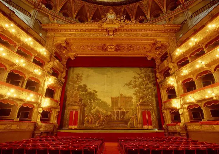 Incendio al teatro petruzzelli: bari