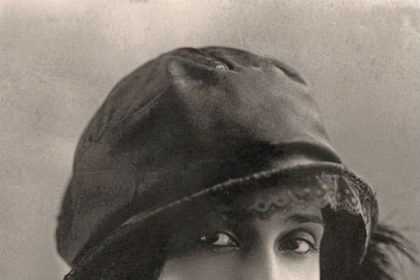 Inaugurata recentemente a palazzo pallavicini, la mostra di bologna offre una panoramica sul percorso artistico e politico di tina modotti attraverso una selezione di centoventi scatti. Curata da francesca bogliolo, l’esposizione sarà visitabile fino al 16 febbraio 2025, permettendo ai visitatori di esplorare la maestria tecnica e l'impegno sociale della fotografa.