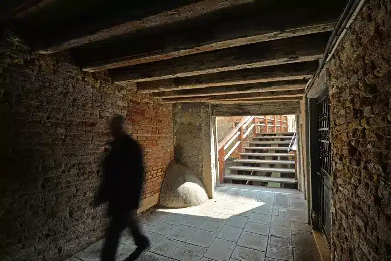 Norman raeben: la pittura errante in mostra al ghetto di venezia