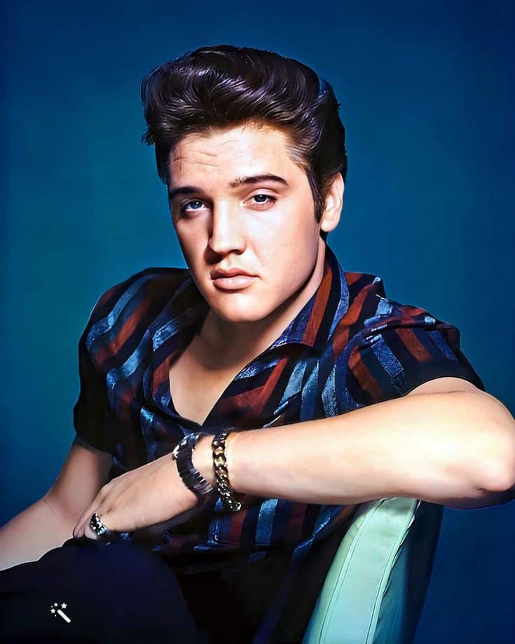 **un viaggio nella musica di elvis presley: il re del rock’n’roll in un decennio di successi**

cosa rende elvis presley una leggenda immortale della musica? La risposta è nella sua capacità di reinventarsi. Gli ultimi dieci anni della sua carriera hanno segnato un periodo di rinascita artistica e di successi che lo hanno definitivamente consacrato come icona della cultura popolare. Il libro **"elvis on stage. Dal comeback special del ’68 all’ultimo concerto del ’77"** di francesco bertelli, pubblicato da arcana edizioni, ripercorre questa incredibile fase della vita di elvis. ### **il comeback che ha cambiato tutto**

nel 1968, dopo anni dedicati al cinema e lontano dalla scena musicale, elvis presley fece il suo grande ritorno con il celebre **comeback special** trasmesso in televisione il 3 dicembre. Questo evento segnò un punto di svolta: il re del rock tornava a cantare dal vivo, inaugurando una serie di concerti memorabili all’international hotel di las vegas. Da quel momento, elvis non si fermò più, raggiungendo nuove vette di successo durante gli anni settanta. I concerti di elvis in questo periodo diventarono spettacoli grandiosi, arricchiti da scenografie sontuose e dalle sue celebri “tute” decorate. La sua presenza sul palco, il carisma ineguagliabile e la capacità di reinterpretare i classici del rock, insieme a cover di artisti come i beatles e frank sinatra, resero ogni performance unica. ### **gli anni settanta: sperimentazione e grandi collaborazioni**

elvis non era solo un interprete straordinario, ma anche un artista sempre alla ricerca di nuovi stimoli. Nel libro, bertelli racconta le sue collaborazioni con musicisti soul e r&b, che arricchirono ulteriormente la sua produzione musicale. Memorabile fu il suo incontro con i **led zeppelin** nel 1974, che lo spinse a dare una veste moderna ai suoi grandi successi. Durante questi anni, presley registrò brani indimenticabili nei suoi studi di memphis, dimostrando una versatilità artistica senza pari. Ogni performance era un mix di tradizione e innovazione, in cui elvis univa i grandi classici del suo repertorio con arrangiamenti contemporanei, mantenendo sempre viva la connessione con il pubblico. ### **gli ultimi concerti di una leggenda**

nonostante i problemi di salute che iniziarono a farsi sentire, elvis continuò a esibirsi senza sosta, regalando ai suoi fan momenti indimenticabili. Il libro si conclude con una riflessione sul suo ultimo concerto alla **market square arena di indianapolis** il 26 giugno 1977, appena due mesi prima della sua scomparsa. Una serata che rappresentò l’ultima scintilla del genio che aveva rivoluzionato il mondo della musica. ### **perché leggere "elvis on stage"**

il volume di bertelli è un omaggio a un decennio cruciale nella carriera di elvis presley, un periodo in cui il re del rock’n’roll non smise mai di stupire. Se sei un appassionato di musica o semplicemente vuoi scoprire di più su una figura leggendaria, questo libro è un viaggio imperdibile nel cuore pulsante di un’epoca. **e tu? ** qual è la tua canzone preferita di elvis? Condividila nei commenti e unisciti alla celebrazione di un artista che ha fatto la storia!