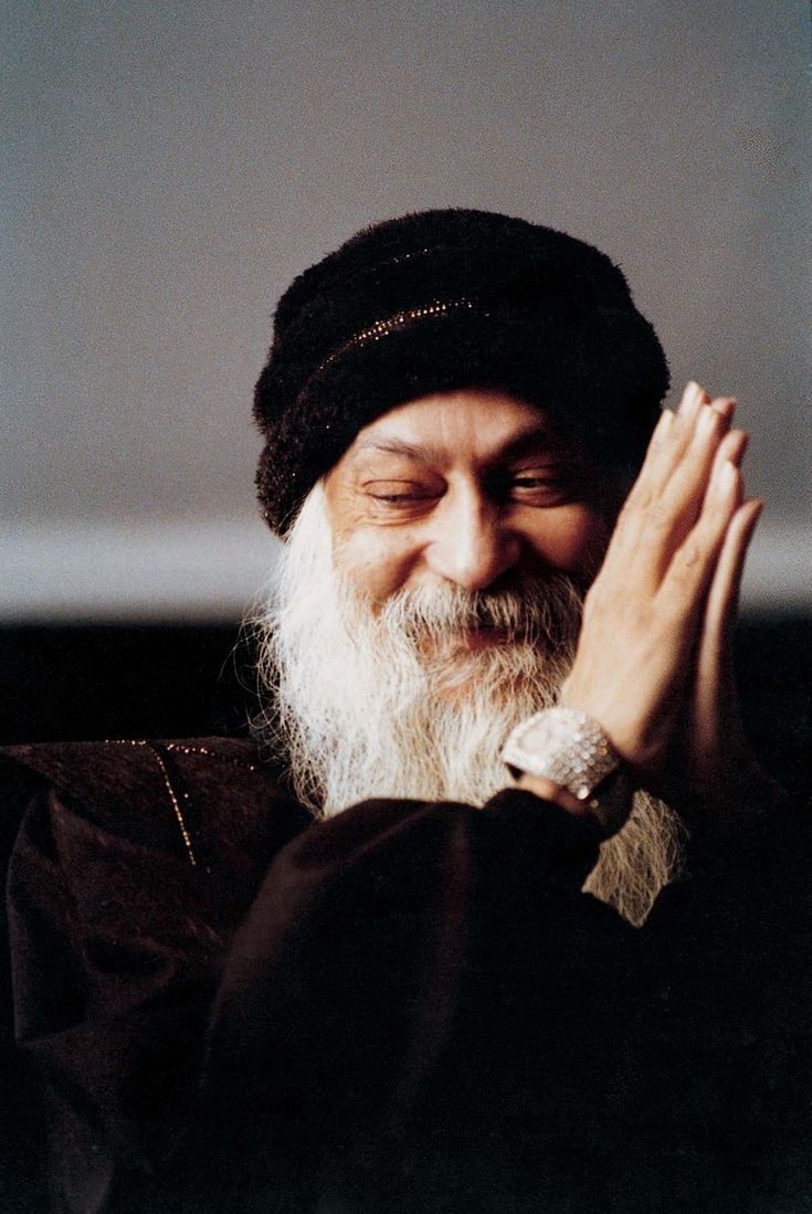 Osho presenta “nun fate caso ar disordine”: satira, politica e un pizzico di futurismo (risate garantite)