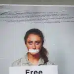 Free cecilia sala: l’arte di ozmo accende i riflettori a parigi