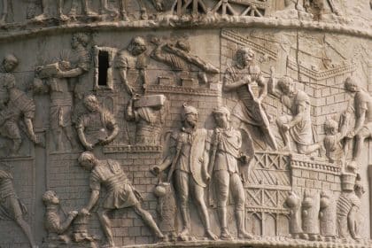 Viene innalzata a roma la colonna traiana