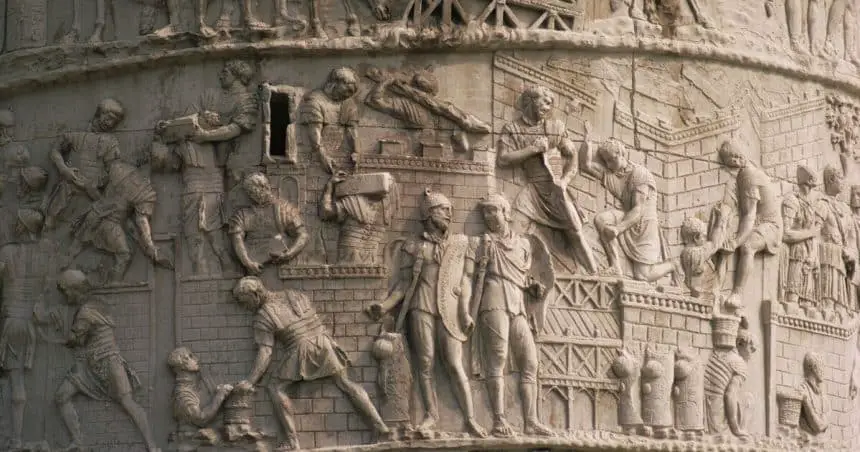 Viene innalzata a roma la colonna traiana