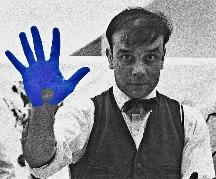 Dentro il blu di yves klein: l’artista che ha inventato un colore per parlare all’invisibile